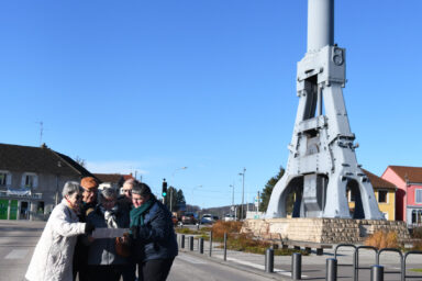 Groupe de personnes regardant le plan des balades creusotines près du marteau-pilon - Agrandir l'image, fenêtre modale